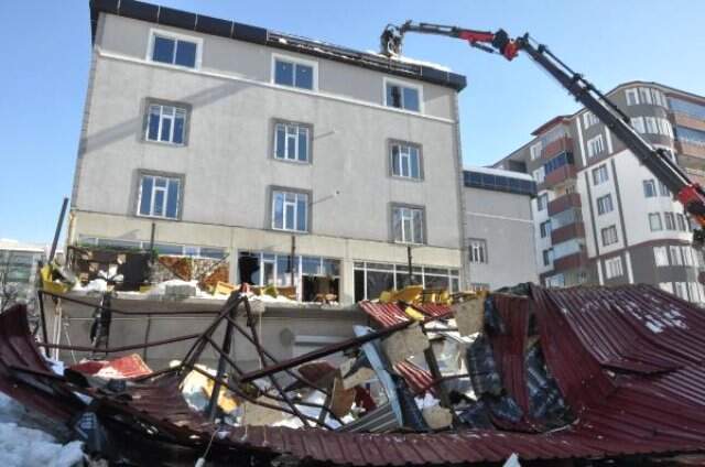 Son Dakika! Çatıdan Düşen Kar, Kafeyi Çökertti: 1 Ölü, 7 Yaralı Çatıdan Düşen Kar, Kafeyi Çökertti: 1 Ölü, 7 Yaralı