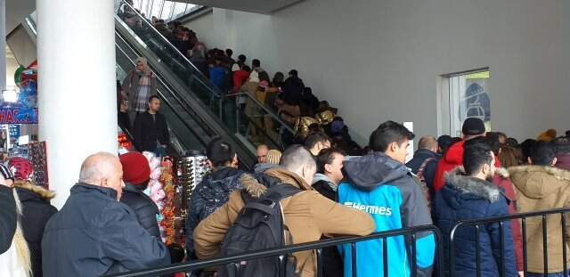 Teleferik Fiyatları Yarı Yarıya Ucuzladı, Yüzlerce Metre Kuyruk Oluştu Teleferik Fiyatları Yarı Yarıya Ucuzladı, Yüzlerce Metre Kuyruk Oluştu