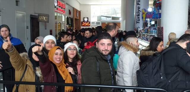 Teleferik Fiyatları Yarı Yarıya Ucuzladı, Yüzlerce Metre Kuyruk Oluştu Teleferik Fiyatları Yarı Yarıya Ucuzladı, Yüzlerce Metre Kuyruk Oluştu