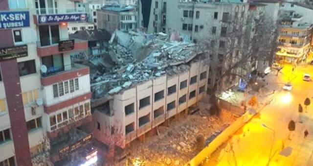 Yıkım Çalışması Yapılan Bina Çöktü, Ortalık Savaş Alanına Döndü Yıkım Çalışması Yapılan Üniversite Binası Çöktü, Ortalık Savaş Alanına Döndü