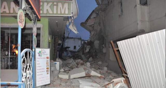 Yıkım Çalışması Yapılan Bina Çöktü, Ortalık Savaş Alanına Döndü Yıkım Çalışması Yapılan Üniversite Binası Çöktü, Ortalık Savaş Alanına Döndü