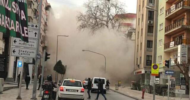 Yıkım Çalışması Yapılan Bina Çöktü, Ortalık Savaş Alanına Döndü Yıkım Çalışması Yapılan Üniversite Binası Çöktü, Ortalık Savaş Alanına Döndü