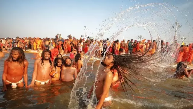 Fotoğraflarla: Hindistan'ın Kutsal Gününde <a class='keyword-sd' href='/ganj-nehri/' title='Ganj Nehri'>Ganj Nehri</a>'ne Giren Milyonlarca Hacı