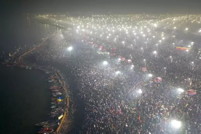 Fotoğraflarla: Hindistan'ın Kutsal Gününde Ganj Nehri'ne Giren Milyonlarca Hacı