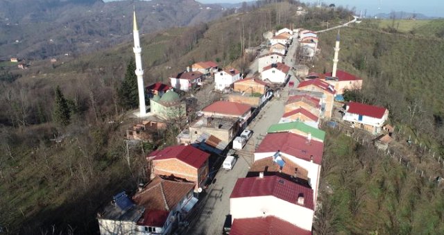 Türkiye'nin En İlginç Sınırı! Aynı Köydeki Camilerde Ezan 2 Dakika Farkla Okunuyor