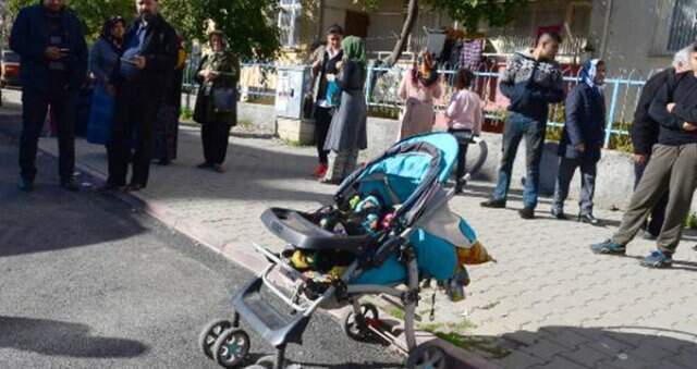 3 Yaşındaki Kız Çocuğu Minibüste Annesinin Kucağında Öldü 3 Yaşındaki Kız Çocuğu, Minibüste Annesinin Kucağında Hayatını Kaybetti