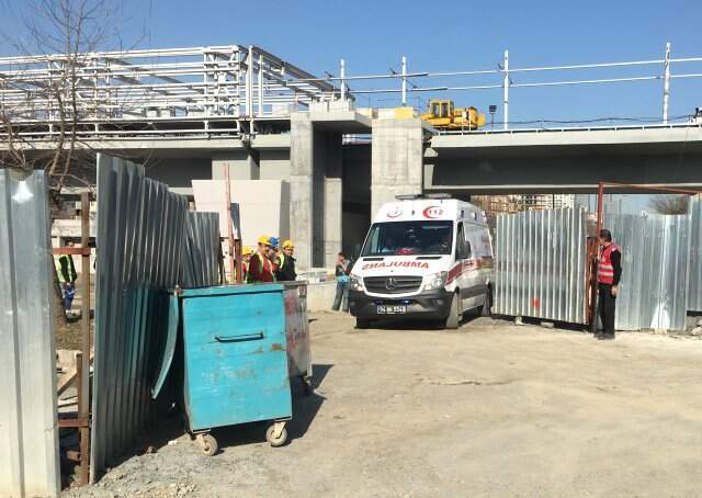 Ayağı Kırılan İşçiyi Arkadaşları Ambulansa Kadar Omuzlarında Taşıdı