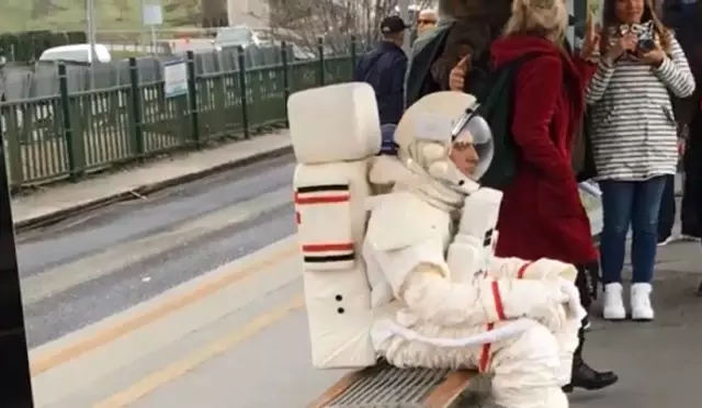 Metrobüste Astronot Kıyafeti Giyen Vatandaş Görenleri Şaşkına Çevirdi