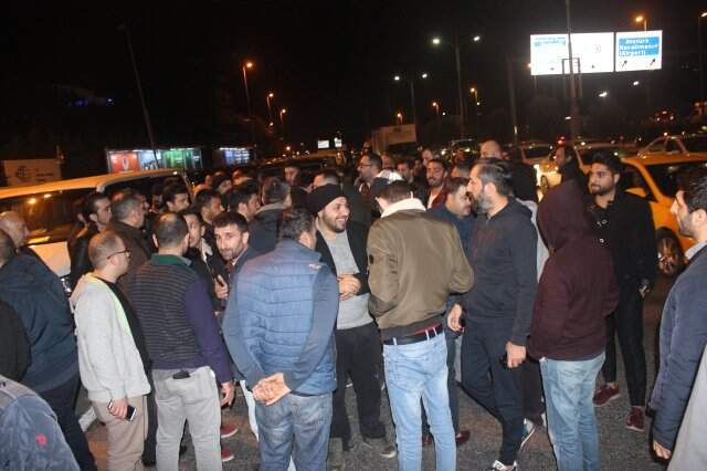 Uber Sürücüleri, Darp Edilen Meslektaşları İçin Eylem Yaptılar UBER Sürücüleri, Darp Edilen Meslektaşları İçin