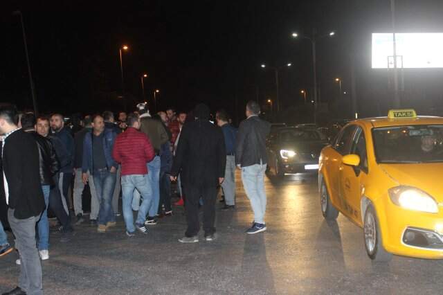 <a class='keyword-sd' href='/uber/' title='Uber'>Uber</a> Sürücüleri, Darp Edilen Meslektaşları İçin Eylem Yaptılar UBER Sürücüleri, Darp Edilen Meslektaşları İçin