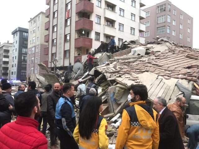 Kartal'da Çöken 8 Katlı Binaya Gelen Kurtarma Ekipleri 'Sesimi Duyan Var mı?' Anonsu Yaptı Kartal'da Çöken 8 Katlı Binaya Gelen Kurtarma Ekipleri