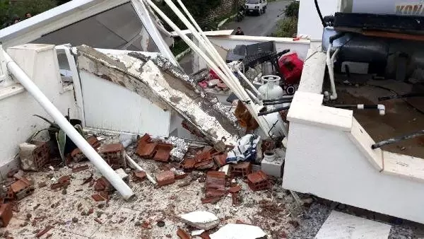 Sitedeki Evin Terası Patlamayla Yerle Bir Oldu, Sesi Duyan Vatandaşlar Kendini Sokağa Attı