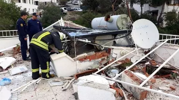 Sitedeki Evin Terası Patlamayla Yerle Bir Oldu, Sesi Duyan Vatandaşlar Kendini Sokağa Attı