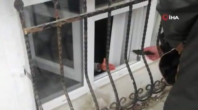 Dehşete Düşüren Olay! 18 Yaşındaki Kız, Ağabeyi Tarafından Bodrum Katına Zincirlendi Dehşete Düşüren Olay! 18 Yaşındaki Kız, Ağabeyi Tarafından Bodrum Katına Zincirlendi