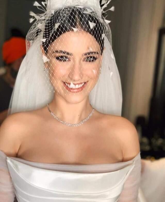 Hazal Kaya ve Ali Atay Düğünlerinde Nikah Şekeri Yerine Davetliler İçin Bir Derneğe Bağış Yaptı