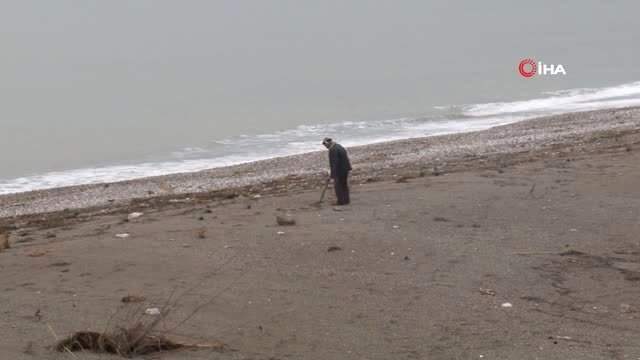 Antalya'daki Fırtınanın Ardından Sahilde Dedektörle Altın Aradı Antalya'daki Fırtınanın Ardından Sahilde Dedektörle Altın Aradı