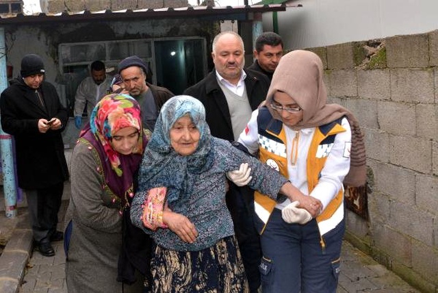 Hırsızlar, Evine Geldikleri Yaşlı Kadının Boğazını Sıkıp Altınlarını Gasp Etti