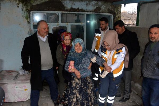 Hırsızlar, Evine Geldikleri Yaşlı Kadının Boğazını Sıkıp Altınlarını Gasp Etti