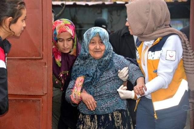 Hırsızlar, Evine Geldikleri Yaşlı Kadının Boğazını Sıkıp Altınlarını Gasp Etti
