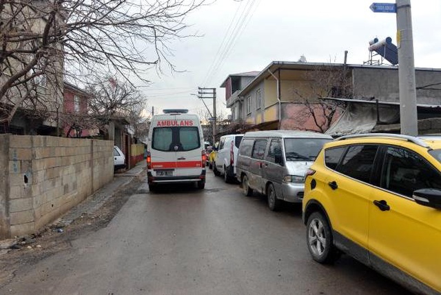 Hırsızlar, Evine Geldikleri Yaşlı Kadının Boğazını Sıkıp Altınlarını Gasp Etti