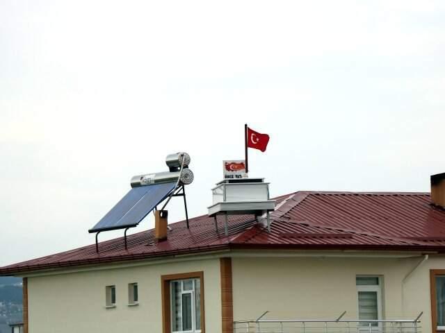 Karadenizli Muhtar Adayının Çatıya Yaptığı Mezar Görenleri Şaşkına Çevirdi