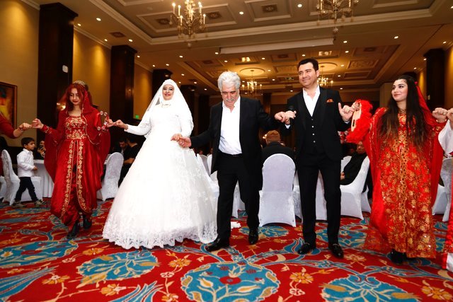 Şarkıcı Murat Kurşun, 62 Yaşındaki Babasına Fas'tan Gelin Alarak Düğün Yaptı