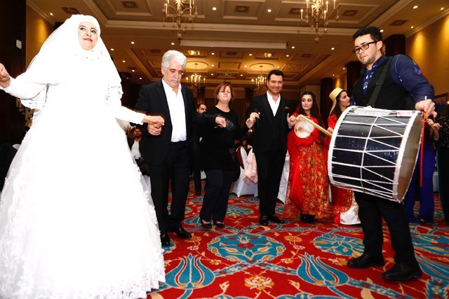 Şarkıcı Murat Kurşun, 62 Yaşındaki Babasına Fas'tan Gelin Alarak Düğün Yaptı