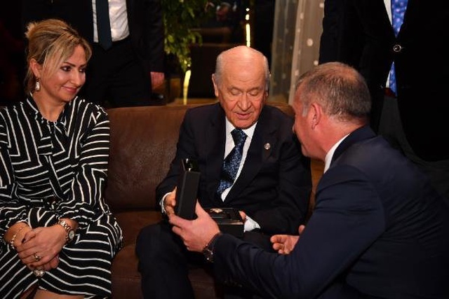 MHP Lideri Bahçeli'ye 150 Yıllık, Altın Kaplama Saat Hediye Edildi