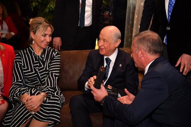 MHP Lideri Bahçeli'ye 150 Yıllık, Altın Kaplama Saat Hediye Edildi