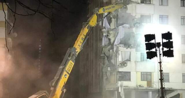 Kartal'da Çöken Binanın Yanındaki Yunus Apartmanı Yıkılıyor Kartal'da Çökme Tehlikesi Bulunan Binanın Yıkımına Başlandı