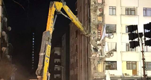 Kartal'da Çöken Binanın Yanındaki Yunus Apartmanı Yıkılıyor Kartal'da Çökme Tehlikesi Bulunan Binanın Yıkımına Başlandı