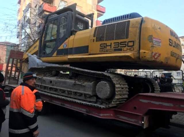 Kartal'da Çöken Binanın Yanındaki Yunus Apartmanı Yıkılıyor Kartal'da Çökme Tehlikesi Bulunan Binanın Yıkımına Başlandı