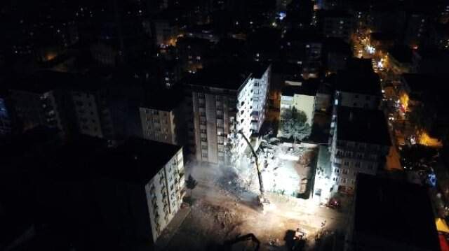 Kartal'da Çöken Binanın Yanındaki Yunus Apartmanı Yıkılıyor Kartal'da Çökme Tehlikesi Bulunan Binanın Yıkımına Başlandı