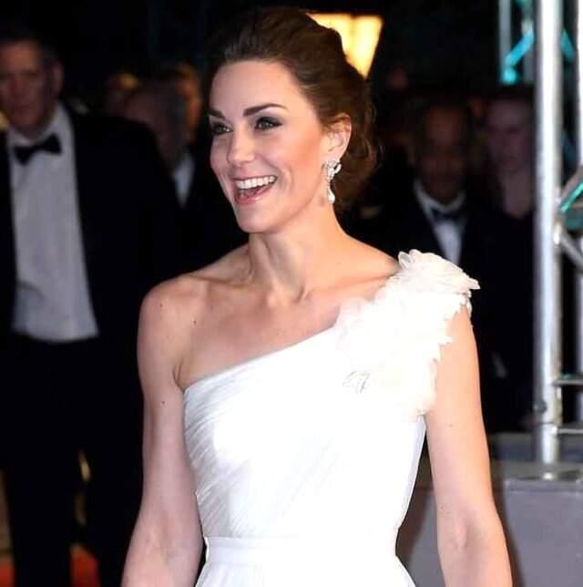 İngiliz Kraliyet Gelini Kate Middleton, Kıyafetiyle BAFTA Ödül Törenine Damga Vurdu