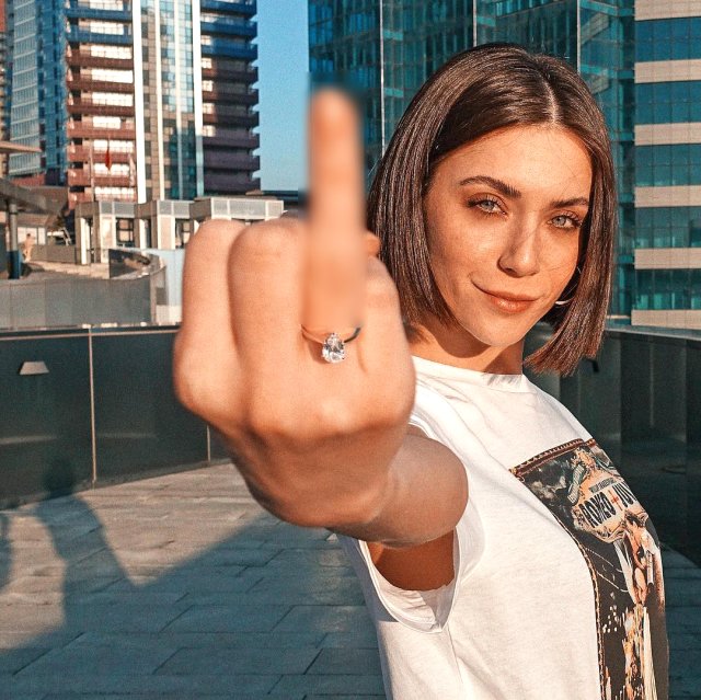 Evlilik Teklifi Alan Oyuncu Fulya Zenginer, Yüzük Parmağının Fotoğrafını Paylaşarak Tektaşını Gösterdi