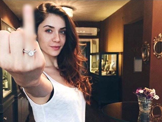 Evlilik Teklifi Alan Oyuncu Fulya Zenginer, Yüzük Parmağının Fotoğrafını Paylaşarak Tektaşını Gösterdi