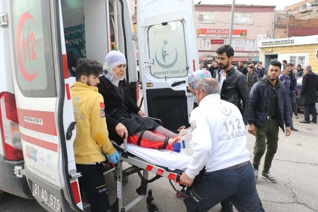 Husumetli İki Grup Arasındaki Silahlı Kavgayı İzleyen Taksici, Yoldan Geçen Bir Kadına Çarptı