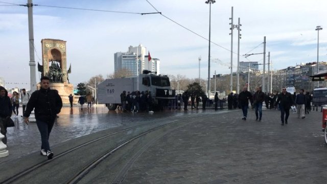 Taksim'de Yürümek İsteyen HDP'lilere Polisten İlginç Sözler: Sizi Yürütürsem Ayıp Etmiş Olurum