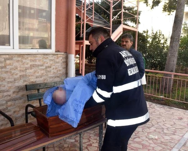 Teneşir Masasına Bırakılan Bebek, Soğuktan Ölmüş