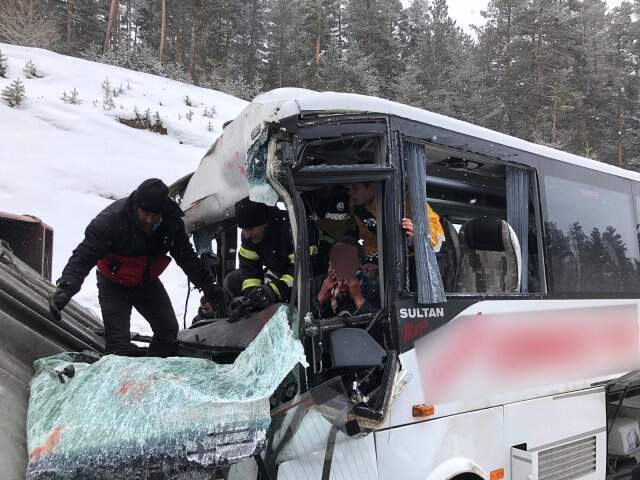 Trafik Kazası Sonrası Can Pazarı: 20 Yaralı Midibüs TIR'a Çarptı, Olay Yerinde Can Pazarı Yaşandı