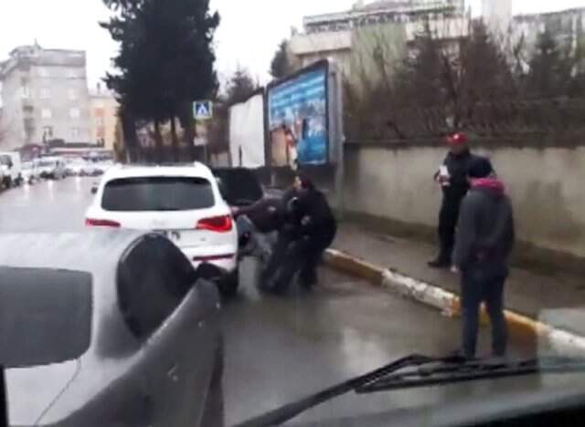 Trafikte Magandaları, Önünü Kestikleri Şahsı Tekme Tokat Dövdü Trafik Magandaları, Önünü Kestikleri Şahsı Tekme Tokat Dövdü