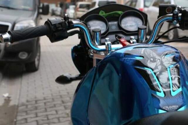 'Türkiye'de Sadece Bende Var' Dediği Motosikletini Evinin Salonuna Park Ediyor