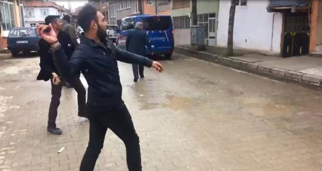 Vatandaşlar, Tacizcinin Oğluna Ait Dükkanı Taş Yağmuruna Tuttu
