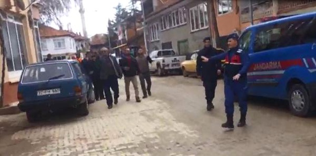 Vatandaşlar, Tacizcinin Oğluna Ait Dükkanı Taş Yağmuruna Tuttu