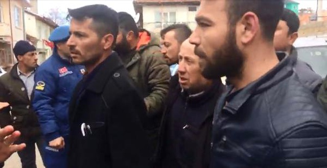 Vatandaşlar, Tacizcinin Oğluna Ait Dükkanı Taş Yağmuruna Tuttu