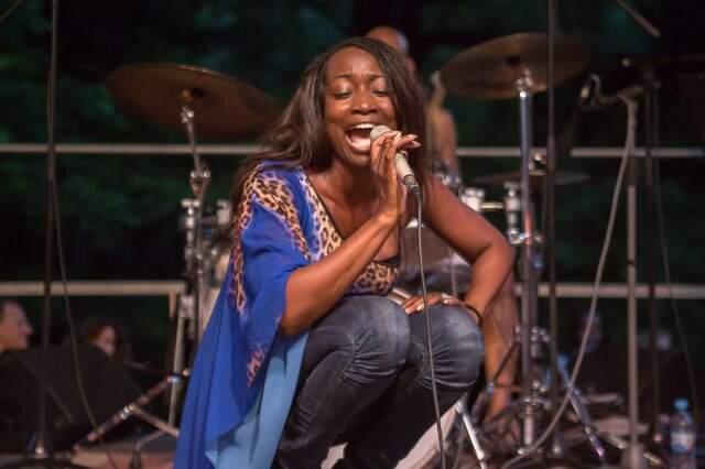 ABD'li Şarkıcı Della Miles, Batman'a Konser Vererek Övgü Yağdırdı Batman'dan Konser Veren ABD'li Şarkıcı Miles: Evimde Hissediyorum