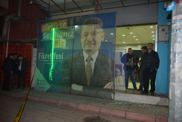AK Parti Seçim Bürosuna Kimliği Belirsiz Kişilerce Molotoflu Saldırı Düzenlendi