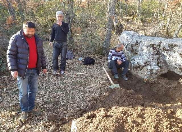 Definecileri Şoke Eden Baskın Sivil Kıyafetlerle Operasyon Düzenleyen Jandarma Ekipleri, Kaçak Kazı Yapan Definecileri Suçüstü Yakaladı