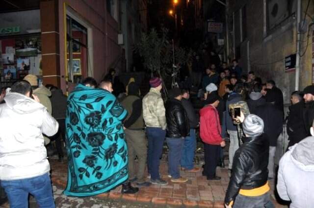 İş Başvurusu Yapmak İsteyen Binlerce Vatandaş, Battaniyesini Alıp Geceden Kuyruğa Girdi