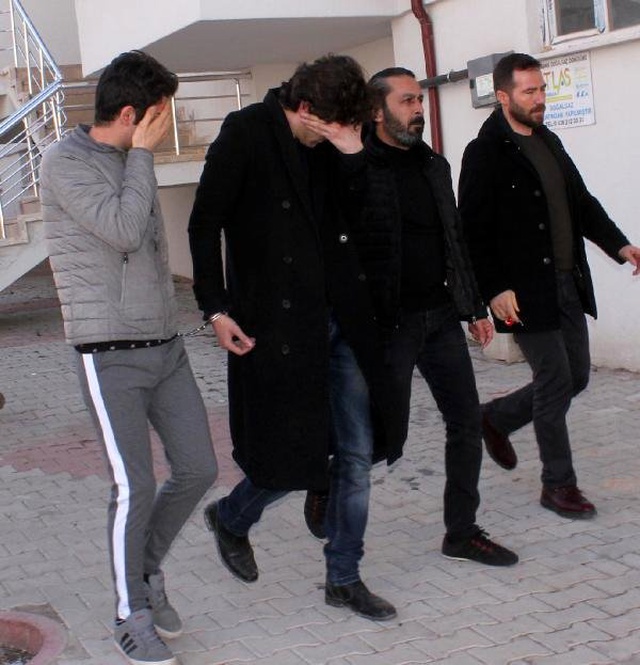 Apart Dairede Fuhuş Yapan Eşcinsel Gençler, Gözaltına Alındı